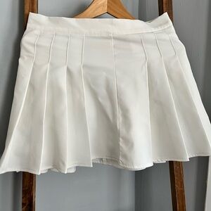 Women’s White Pleated Skirt in size Large
